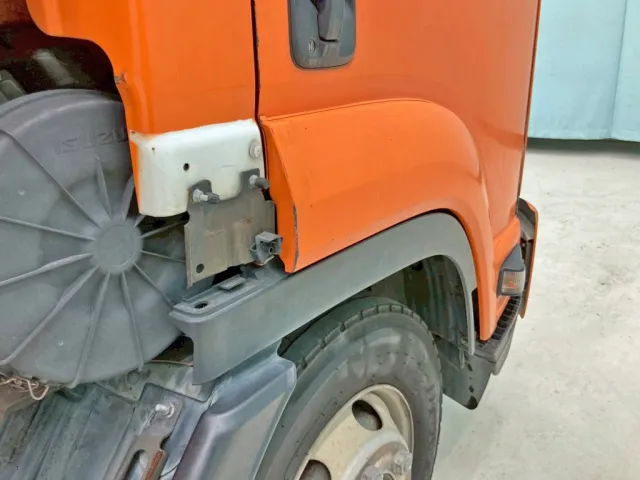 運転席側クォーター下部の外装パネルが欠品しています。|いすゞ フォワード TKG-FRR90S2(2WD)の写真46