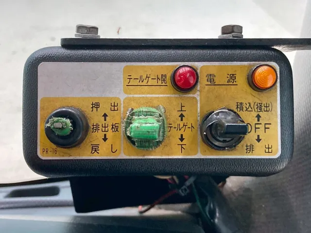 上物の操作スイッチです。(かき出し機能は付いておりません)|いすゞ フォワード TKG-FRR90S2(2WD)の写真50