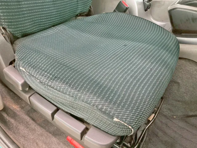 運転席座面にヘタリがあります。|UDトラックス クオン 2PG-GK5AABの写真9