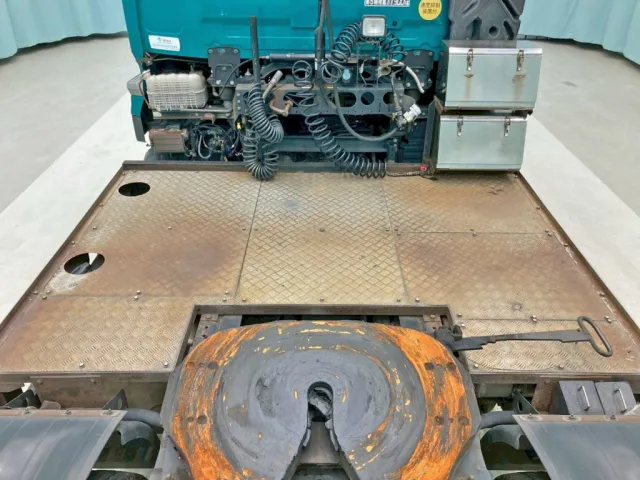 踊り場は縞板アルミです。|UDトラックス クオン 2PG-GK5AABの写真10