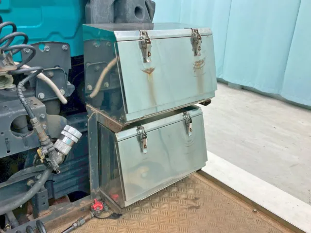 踊り場前方運転席側にステンレス製の工具箱が2つ付いています。|UDトラックス クオン 2PG-GK5AABの写真11