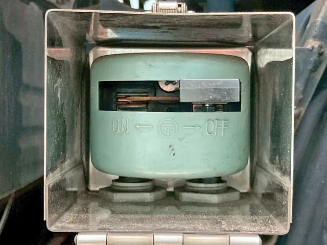 メタルコンセントの電源スイッチです。|UDトラックス クオン 2PG-GK5AABの写真14