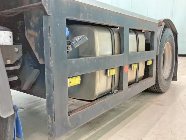 助手席側サイドバンパーにサビがあります。|UDトラックス クオン 2PG-GK5AABの写真18