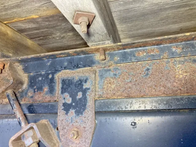 助手席側後方の縦ネタ・横ネタ結合ボルト欠品しています。(スペアタイヤ上部)|日野 レンジャー BDG-FJ7JKWAの写真9