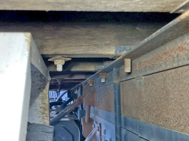 助手席側後方の縦ネタ・横ネタ結合ボルト欠品しています。(後軸間)|日野 レンジャー BDG-FJ7JKWAの写真10