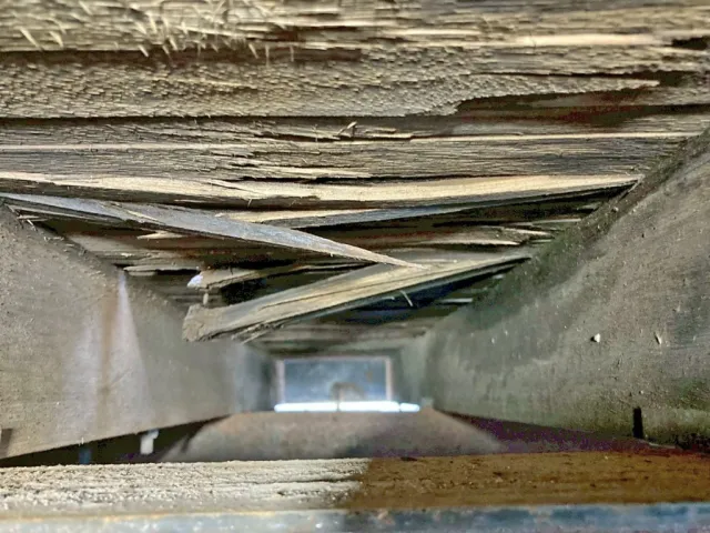 後軸タイヤ間中央部の床板に割れがあります。|日野 レンジャー BDG-FJ7JKWAの写真11