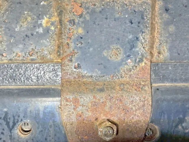 助手席側縦ネタ部振れ止めプレートに亀裂があります。(燃料タンク上部)|日野 レンジャー BDG-FJ7JKWAの写真12