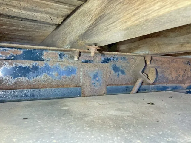 運転席側後方の横ネタのボルト緩んでいます。(工具箱上部)|日野 レンジャー BDG-FJ7JKWAの写真13