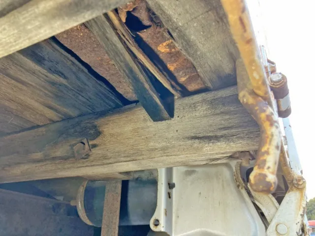 運転席側後方の床板に割れ 及び 上部鉄板に穴あきがあります。(工具箱上部)|日野 レンジャー BDG-FJ7JKWAの写真15