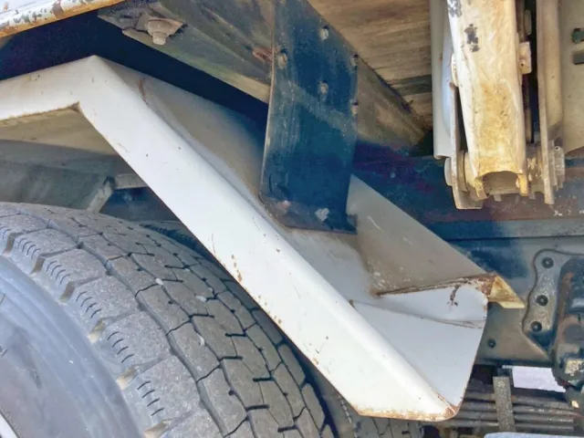 運転席側リヤフェンダー前方に曲がりがあります。|日野 レンジャー BDG-FJ7JKWAの写真16