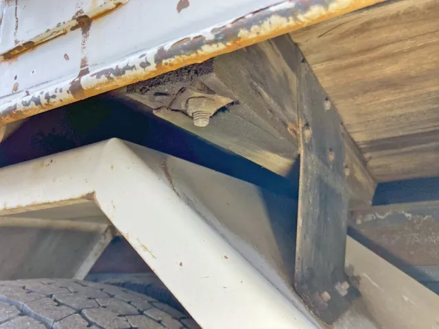 運転席側リヤフェンダー上部の横ネタに割れがあります。|日野 レンジャー BDG-FJ7JKWAの写真17