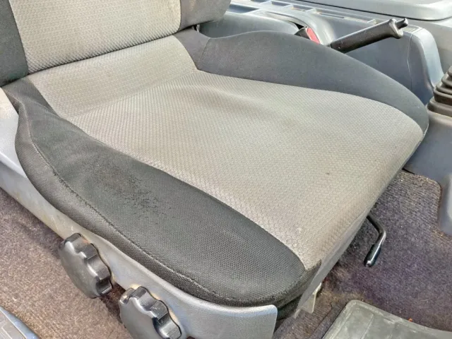 運転席座面にヘタリ・破れ・穴あきがあります。|日野 レンジャー BDG-FJ7JKWAの写真19