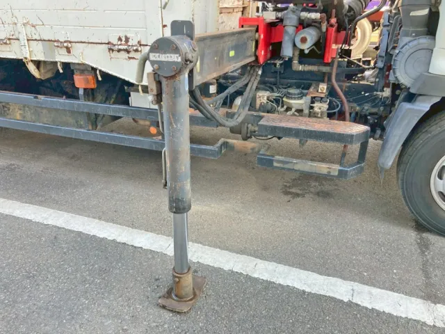 左右アウトリガー張り出し部にガタがあります。(運転席側)|日野 レンジャー BDG-FJ7JKWAの写真28