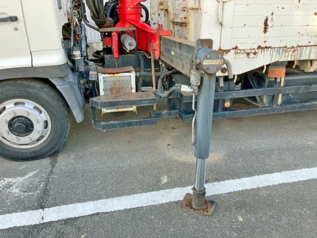 左右アウトリガー張り出し部にガタがあります。(助手席側)|日野 レンジャー BDG-FJ7JKWAの写真30