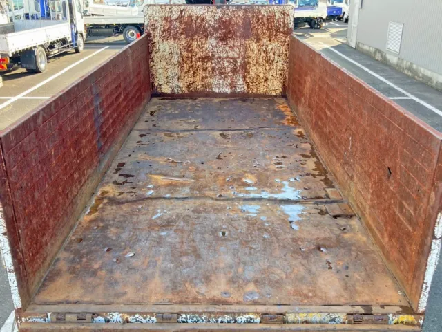 床は鉄板張りです。|日野 レンジャー BDG-FJ7JKWAの写真36