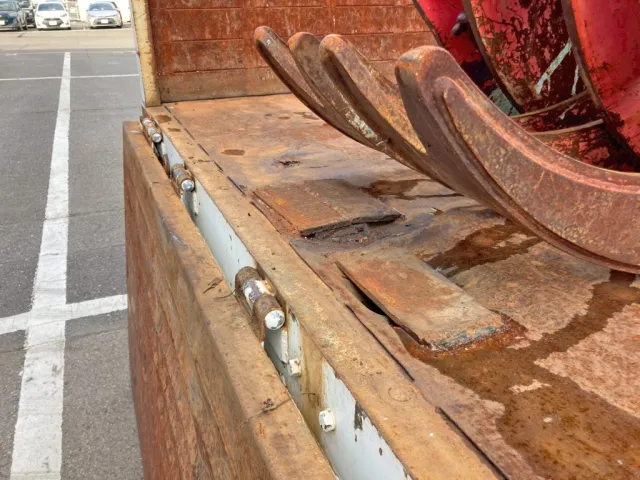 運転席側後方の床板に鉄板溶接補修箇所があります。|日野 レンジャー BDG-FJ7JKWAの写真41