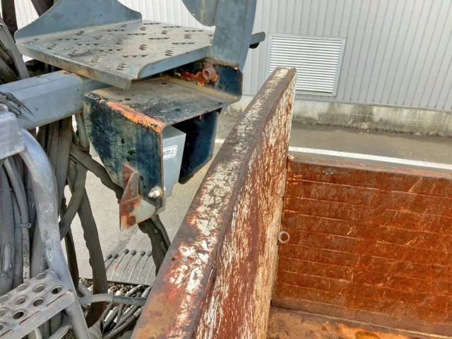 プロテクター膨らみの為 助手席側へクレーン旋回時に干渉します。|日野 レンジャー BDG-FJ7JKWAの写真44