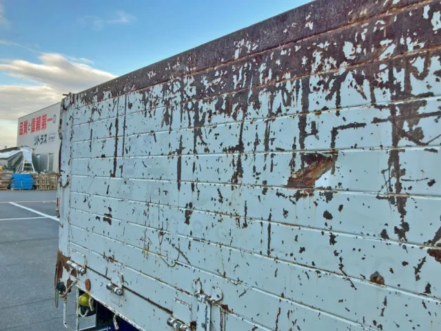 運転席側アオリ後方にキズ・サビ・ヘコミがあります。|日野 レンジャー BDG-FJ7JKWAの写真49