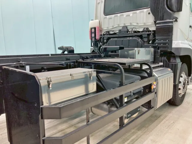 運転席側にステンレス製の工具箱が2つ付いています。|三菱 スーパーグレート 2PG-FV70HYの写真15