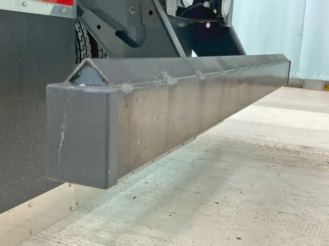 リヤバンパー上部はアングル加工されています。|三菱 スーパーグレート 2PG-FV70HYの写真18