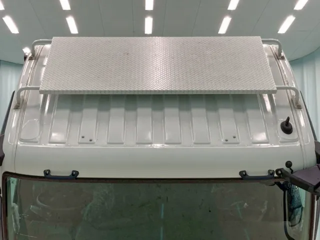 ルーフに足場が付いています。|三菱 スーパーグレート 2PG-FV70HYの写真24