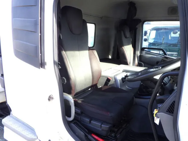 乗車定員は2名です。|UDトラックス クオン 2PG-CW5ALの写真11