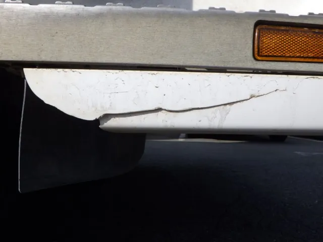 運転席側ステップに割れがあります。|UDトラックス クオン 2PG-CW5ALの写真46