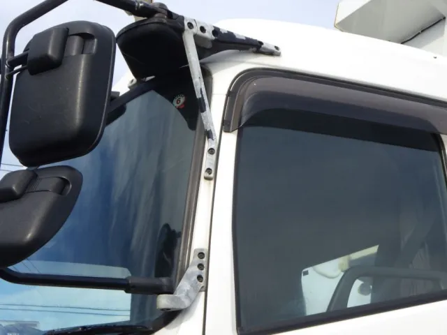 助手席側ミラーステーに塗装の剝がれがあります。|UDトラックス クオン 2PG-CW5ALの写真53