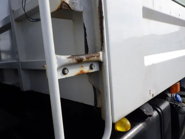 左右のハシゴにサビがあります。|UDトラックス クオン 2PG-CW5ALの写真55