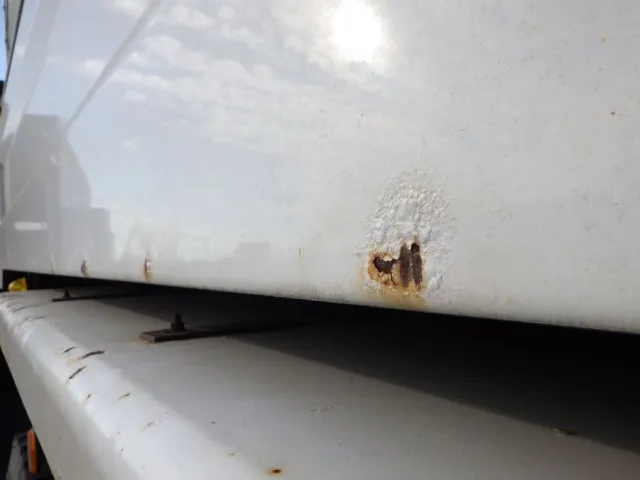 ボディーの両サイドにサビがあります。|UDトラックス クオン 2PG-CW5ALの写真58