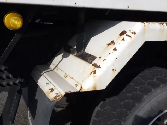 左右のリヤフェンダーにキズ・サビがあります。|UDトラックス クオン 2PG-CW5ALの写真61