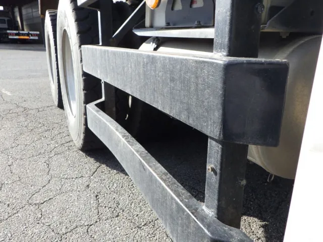 運転席側サイドバンパーにサビ・曲がりがあります。|UDトラックス クオン 2PG-CW5ALの写真64