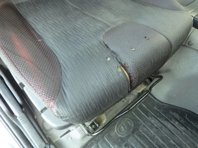 運転席座面にヘタリ・破れがあります。|UDトラックス クオン 2PG-CW5ALの写真80