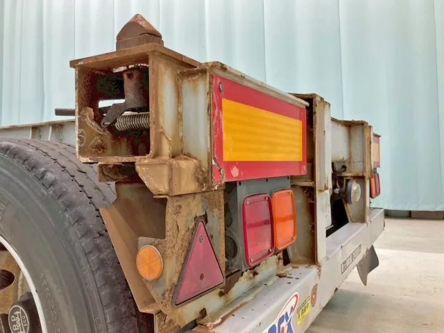 助手席側三角板ステー 及び 周辺にサビがあります。|トレクス  CTB32002の写真17