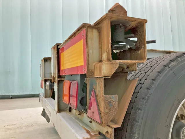 運転席側三角板ステー 及び 周辺にサビがあります。|トレクス  CTB32002の写真18