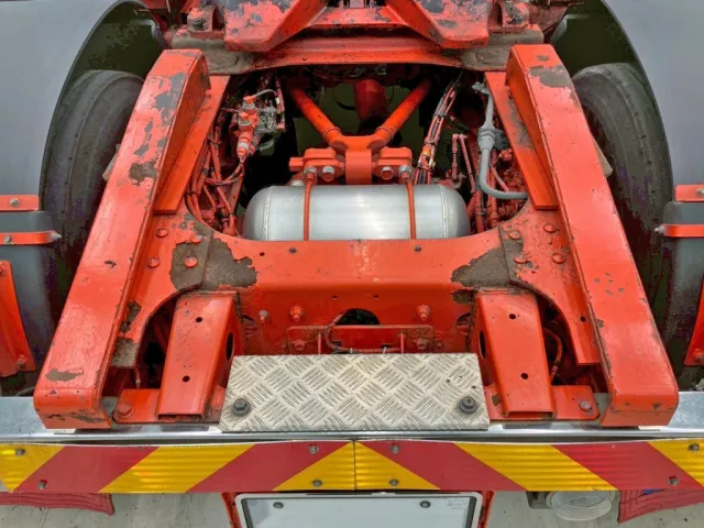 左右カプラガイド 及び 周辺にサビがあります。|日野 プロフィア QPG-SH1EDDJの写真8