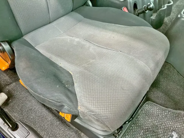 運転席座面にヘタリ・破れがあります。|日野 プロフィア QPG-SH1EDDJの写真10