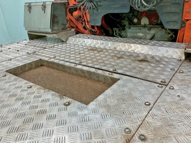 踊り場中央に物入れが付いています。(前方にヘコミがあります)|日野 プロフィア QPG-SH1EDDJの写真12