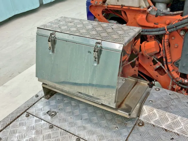 踊り場前方助手席側にステンレス製の工具箱が付いています。|日野 プロフィア QPG-SH1EDDJの写真13