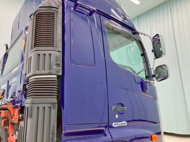 運転席側クォーターパネルにシールはがし跡があります。|日野 プロフィア QPG-SH1EDDJの写真23