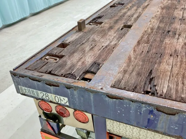 床板後方助手席側に割れがあります。|東邦  TF36G3N3Sの写真10