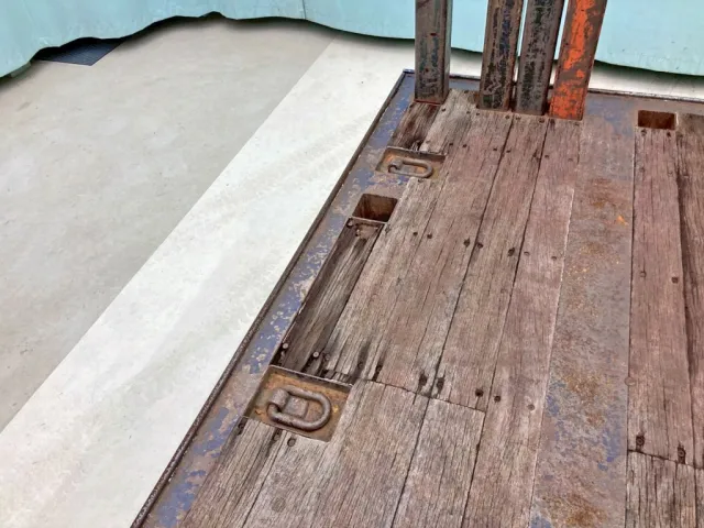 床板前方助手席側に割れがあります。|東邦  TF36G3N3Sの写真14