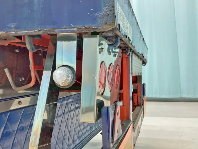 助手席側テールランプブラケットに少々曲がりがあります。|東邦  TF36G3N3Sの写真20