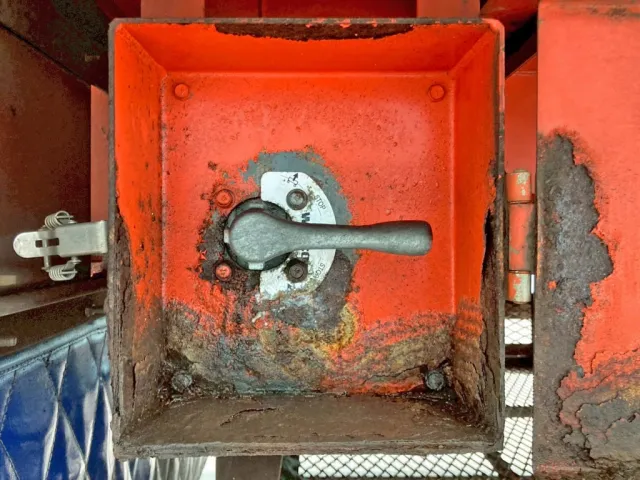 エアサスの昇降レバーです。|東邦  TF36G3N3Sの写真27