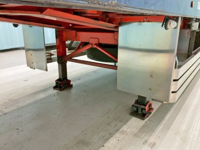 左右補助脚前方にステンレス製の泥除けが付いています。|東邦  TF36G3N3Sの写真31