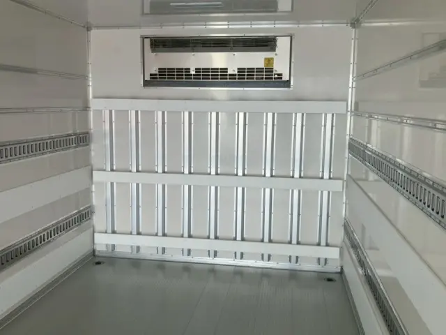 冷凍機の吹き出し口です。|三菱 ファイター 2KG-FK72F(2WD)の写真11