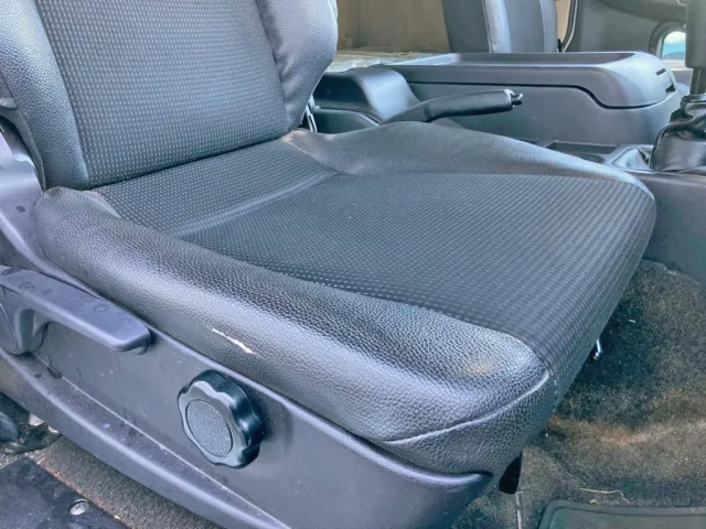 運転席座面にヘタリ・破れがあります。|三菱 ファイター 2KG-FK61F(2WD)の写真8