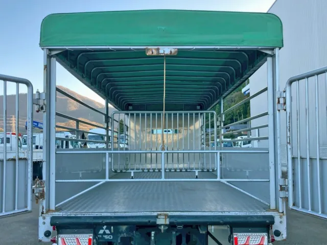 後室の柵を降ろした状態です。|三菱 ファイター 2KG-FK61F(2WD)の写真11