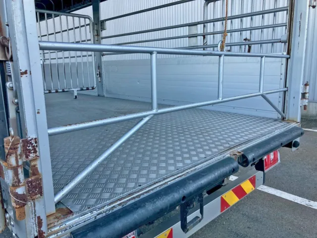 後室の柵を降ろした状態です。|三菱 ファイター 2KG-FK61F(2WD)の写真12