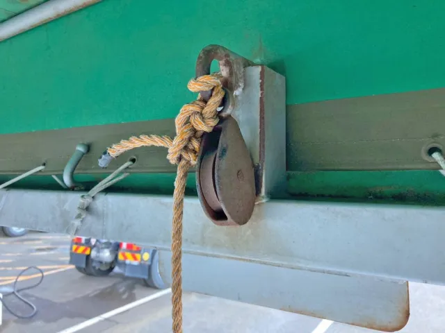 滑車を利用して手動で上げ下げします。(現在使用不可)|三菱 ファイター 2KG-FK61F(2WD)の写真14